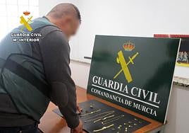 Piezas de joyería incautadas por la Guardi Civil en San Javier.