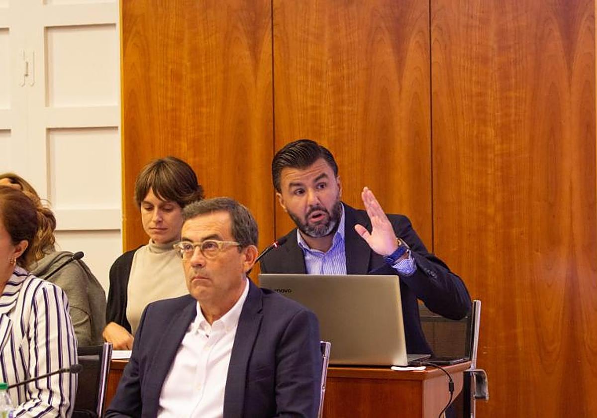 El portavoz de Ciudadanos, José Aix, durante el curso de un pleno municipal.