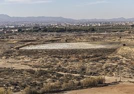 Balsas con residuos contaminantes a la intemperie en los terrenos de la antigua fábrica Española del Zinc (Zinsa) en Torreciega.