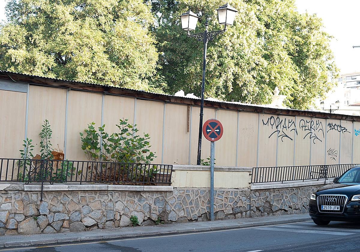 Las imágenes de las pintadas y desperfectos del Malecón de Murcia