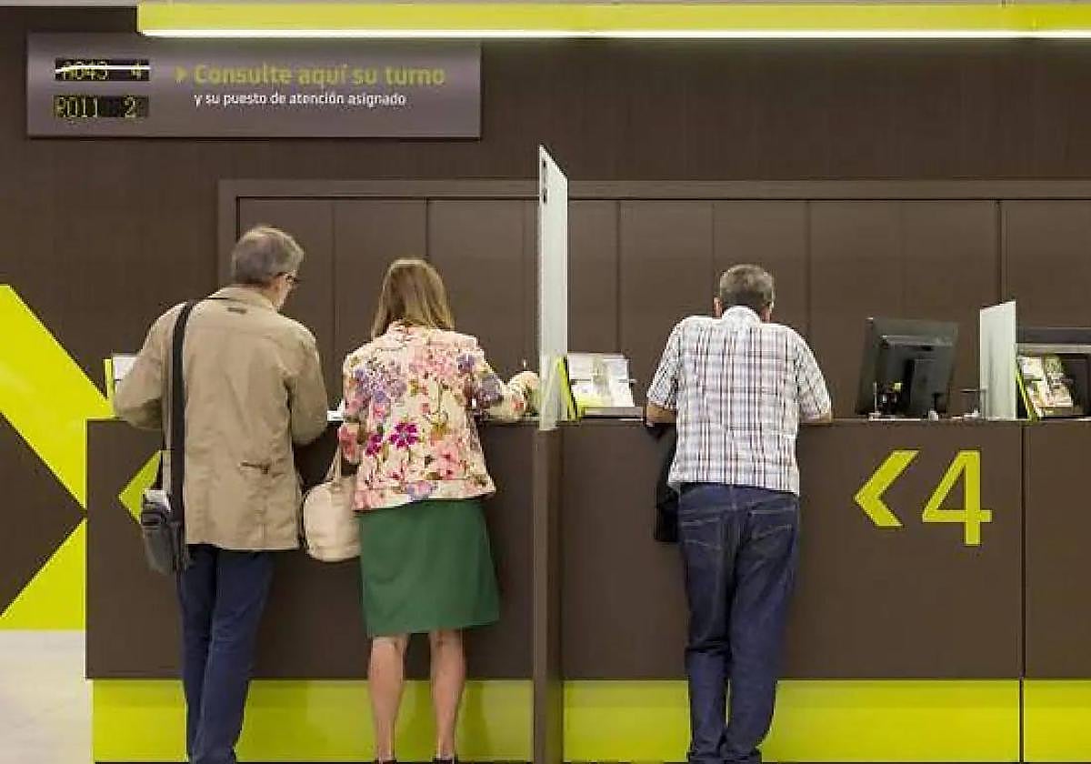 Clientes en el mostrador de una entidad bancaria.