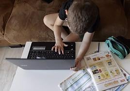 Un niño trabaja con un ordenador en una imagen de archivo.