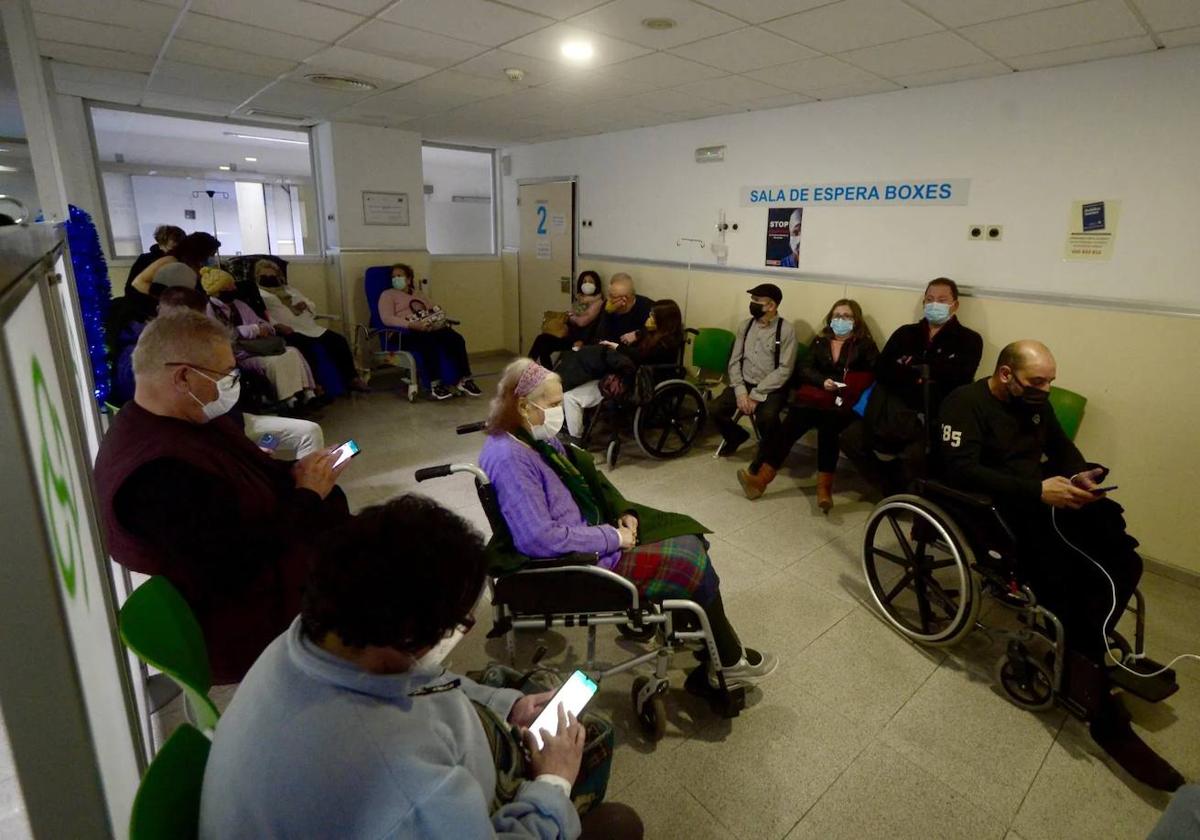 Pacientes en una de las salas de espera del servicio de Urgencias del Reina Sofía, la pasada semana.