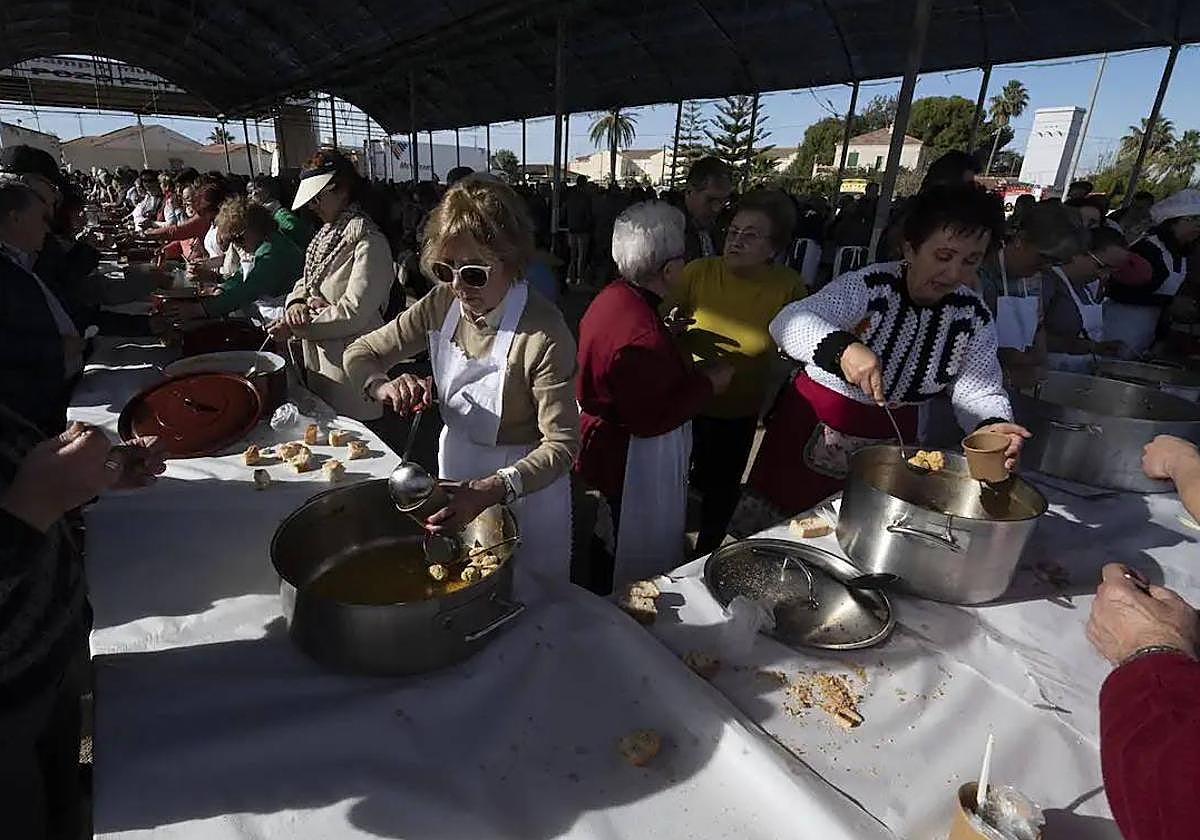 Reparto de las pelotas en Pozo Estrecho, en 2023.