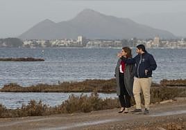 Teresa Ribera y López Miras pasean por el entorno del Mar Menor, este miércoles.