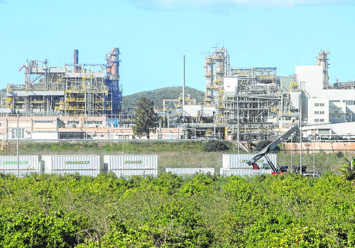 Planta industrial de Sabic en La Aljorra, con cultivos alrededor, en una foto de archivo.