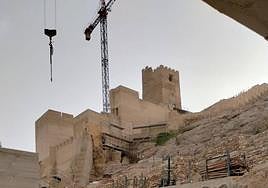 Una grúa sobre el castillo de Alhama de Murcia, durante los trabajos de rehabilitación, en una imagen de archivo.