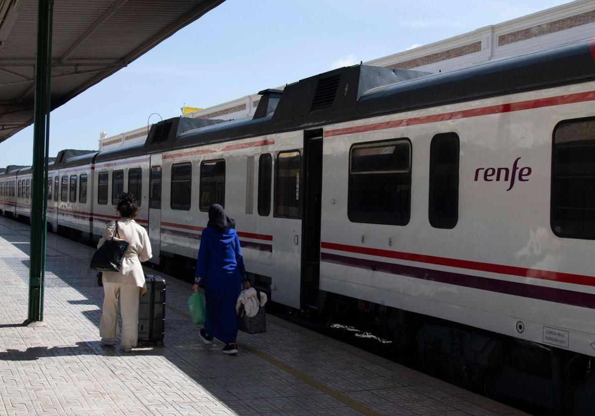 Viajeras en la estación de tren de Cartagena, en una imagen de archivo.