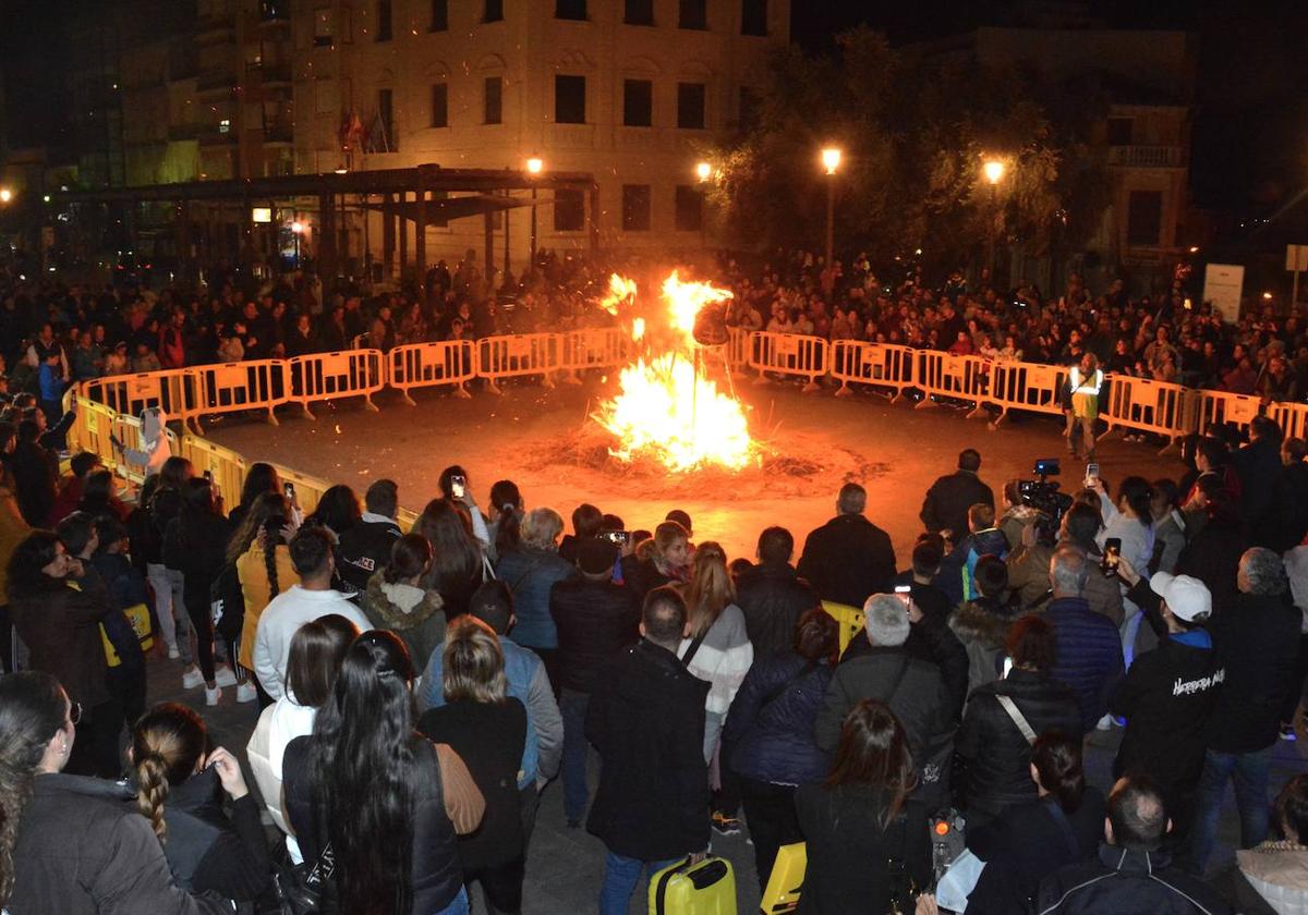 Los vecinos de Cieza junto a las 'lumbres de San Antón'.