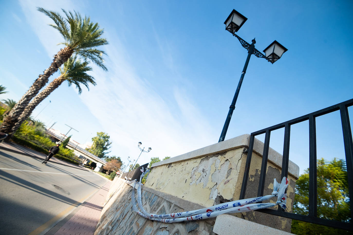 Las imágenes de las pintadas y desperfectos del Malecón de Murcia
