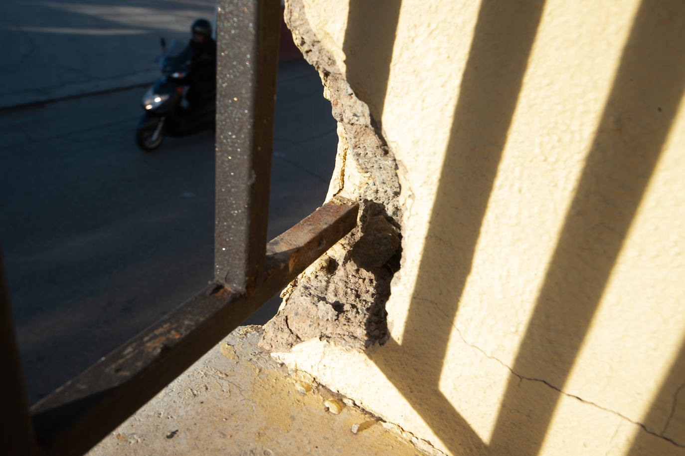 Las imágenes de las pintadas y desperfectos del Malecón de Murcia