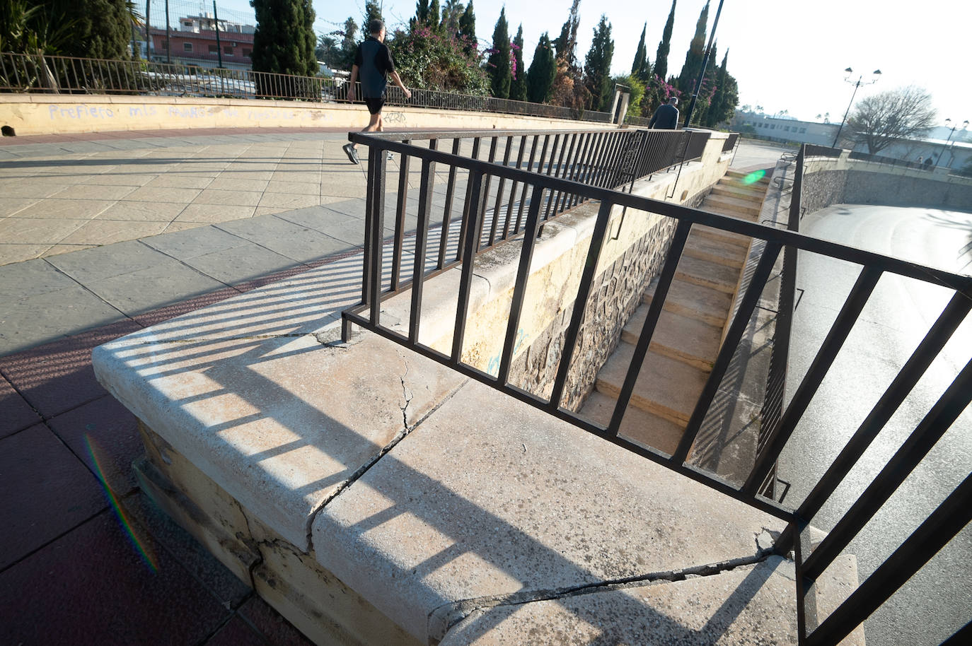 Las imágenes de las pintadas y desperfectos del Malecón de Murcia