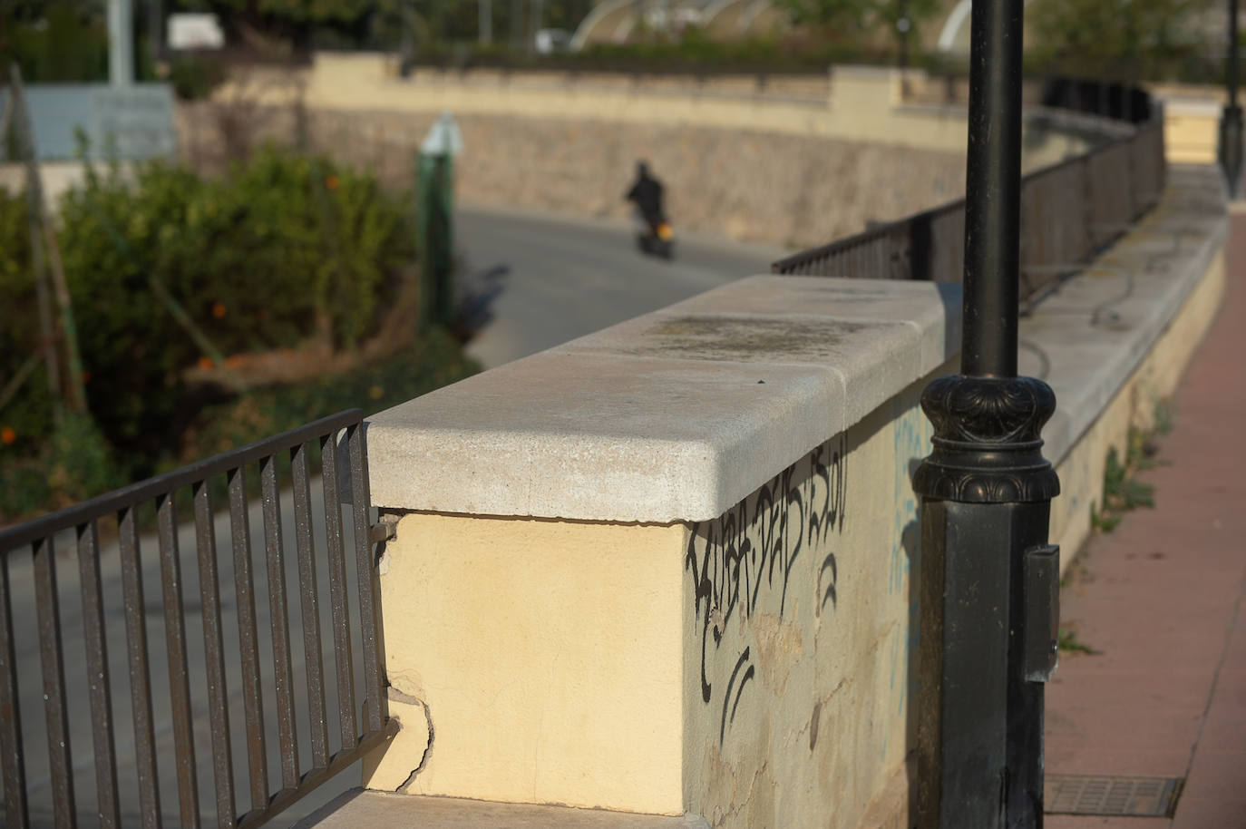 Las imágenes de las pintadas y desperfectos del Malecón de Murcia