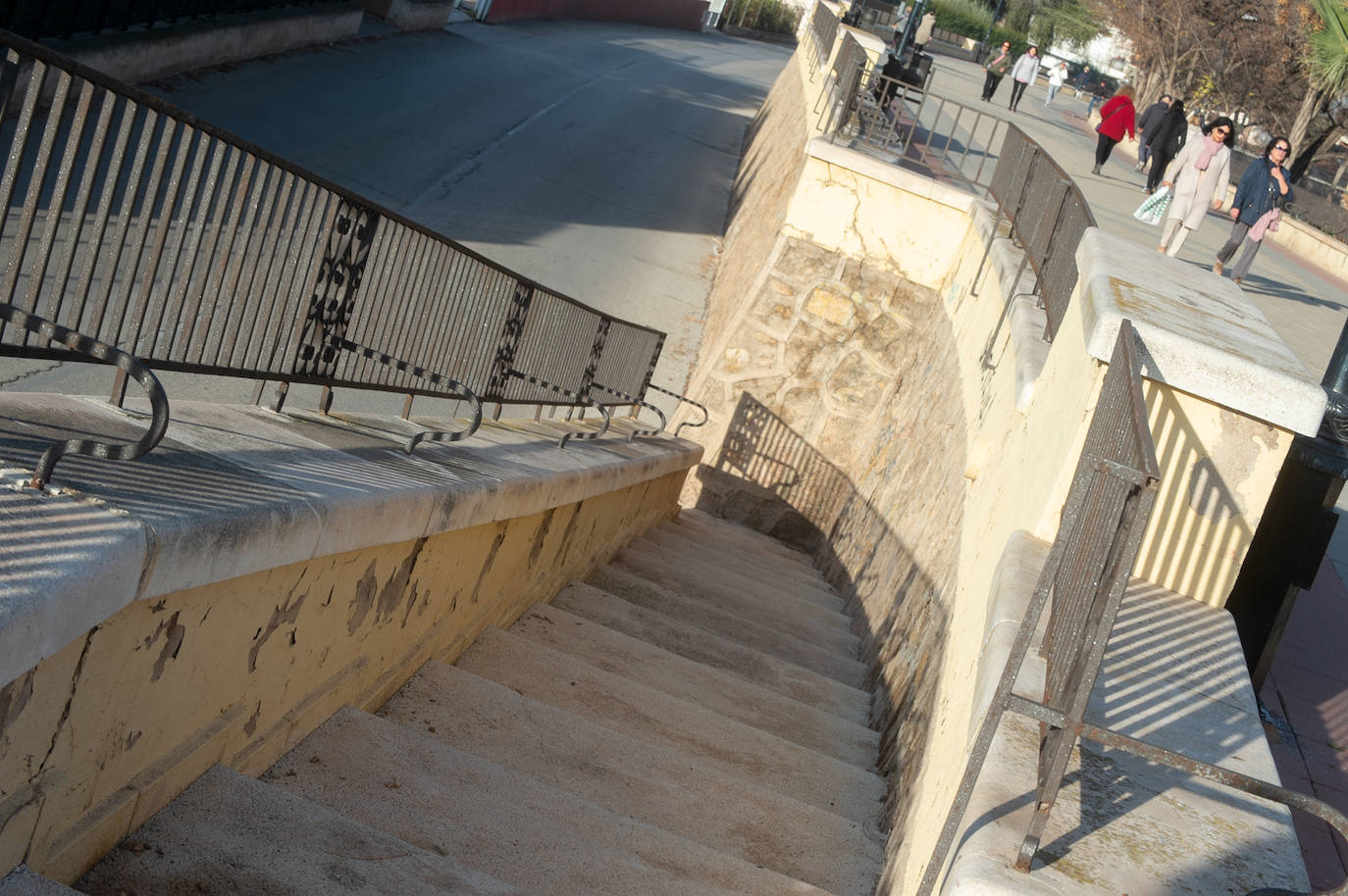 Las imágenes de las pintadas y desperfectos del Malecón de Murcia