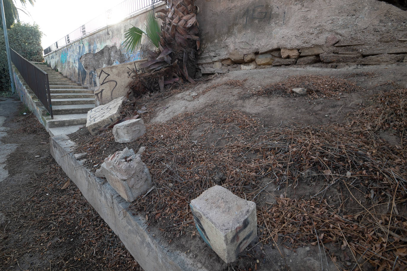 Las imágenes de las pintadas y desperfectos del Malecón de Murcia