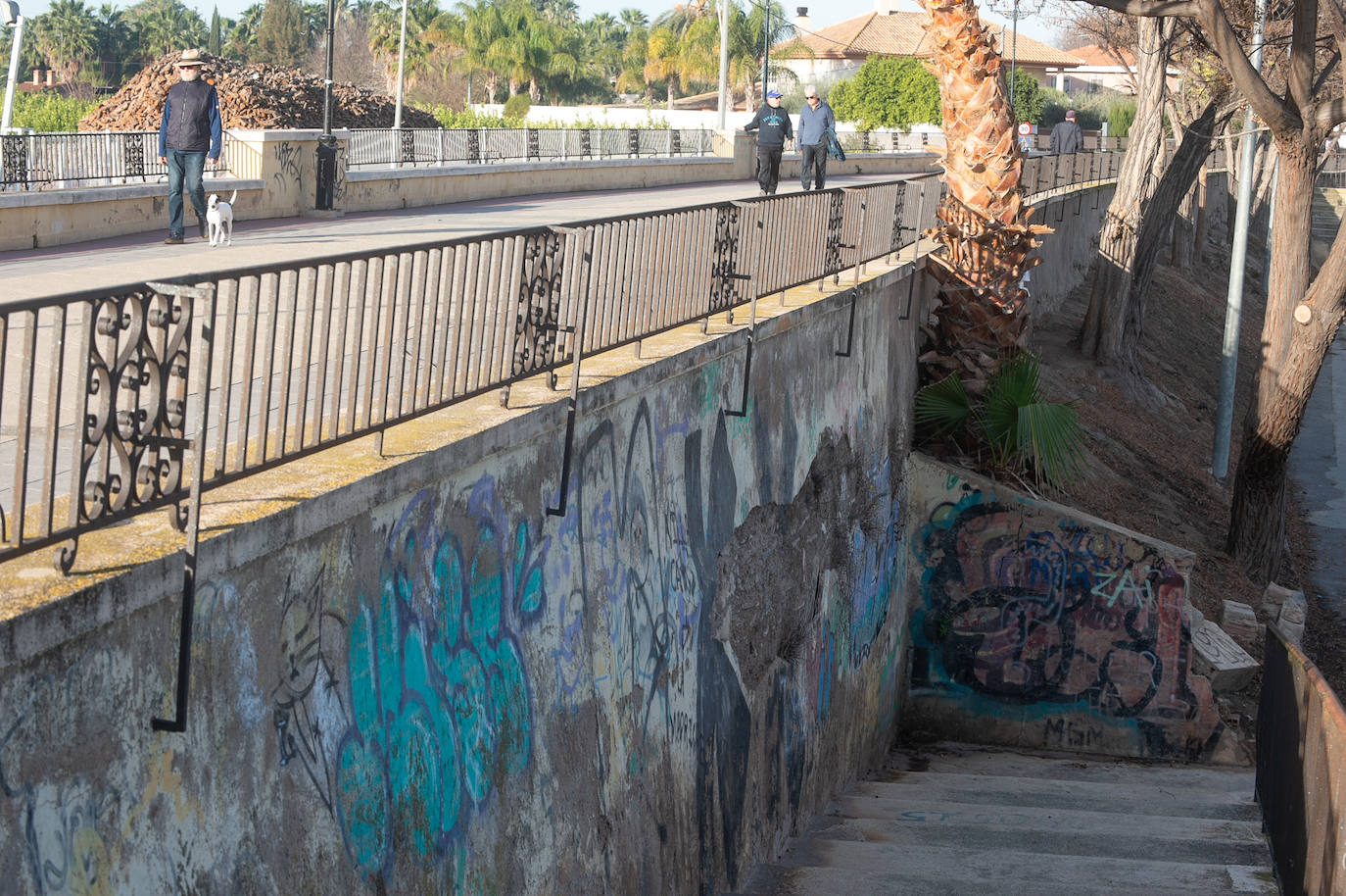 Las imágenes de las pintadas y desperfectos del Malecón de Murcia