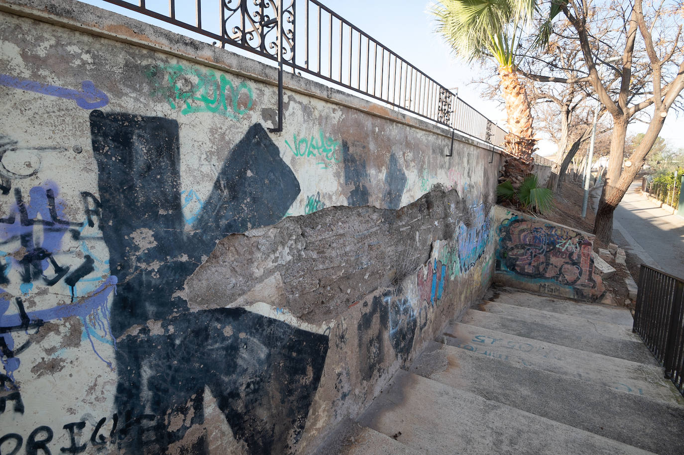 Las imágenes de las pintadas y desperfectos del Malecón de Murcia