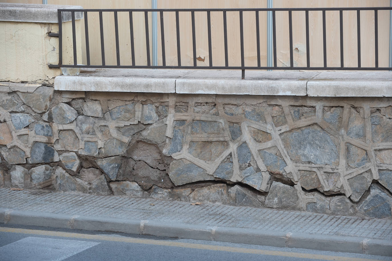 Las imágenes de las pintadas y desperfectos del Malecón de Murcia