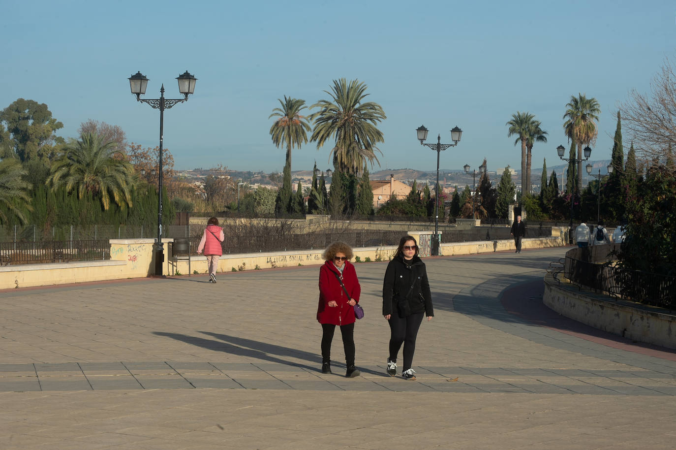 Las imágenes de las pintadas y desperfectos del Malecón de Murcia