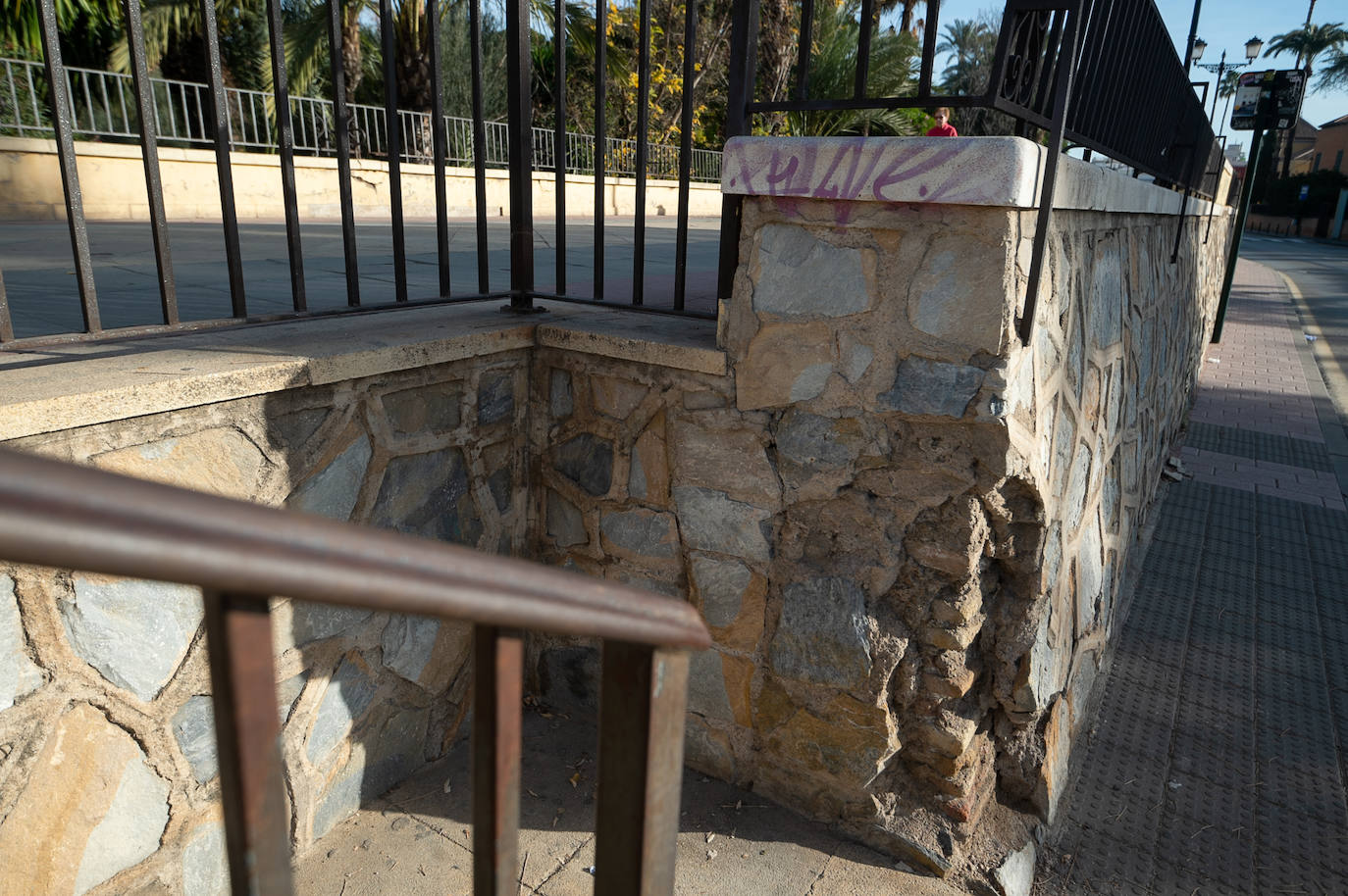 Las imágenes de las pintadas y desperfectos del Malecón de Murcia