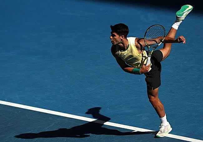 Carlos Alcaraz realiza un saque.