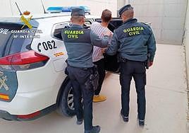 El asaltante detenido por la Guardia Civil en Mula.