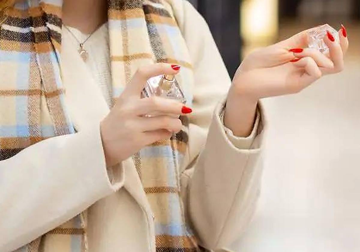 Una chica prueba un perfume.