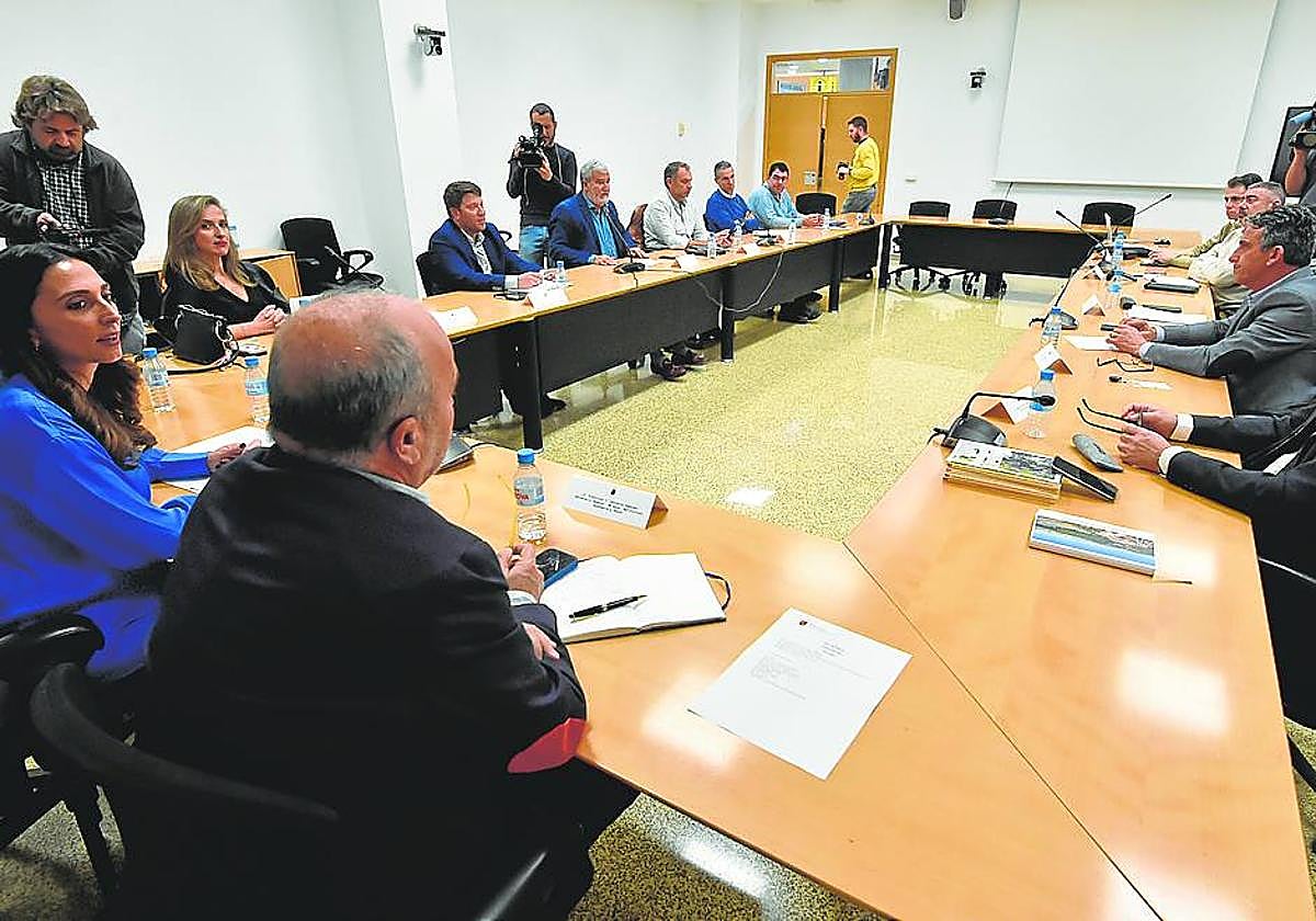 La consejera Sara Rubira preside la reunión de la Mesa del Secano.