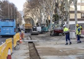 Dos obreros trabajando este miércoles en la reparación de las canalizaciones.