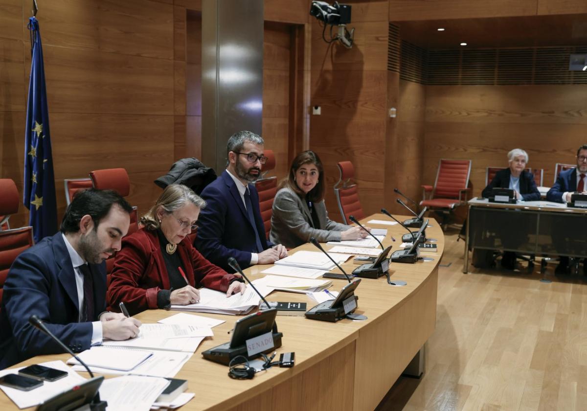 Francisco Lucas, en el centro, ayer poco antes del inicio de la Comisión de Justicia del Congreso.