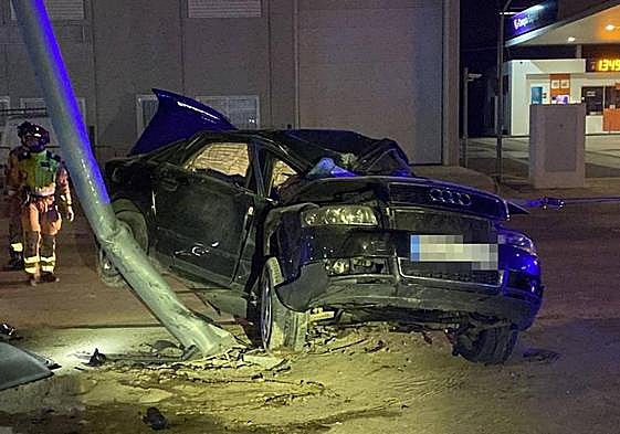 El vehículo quedó destrozado tras chocar contra la farola.