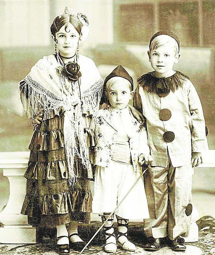 Imagen secundaria 2 - Arriba: Carlos Mateo retratando a jóvenes exploradores. Esta fotografía realizada por Eliseo Mateo en los años 20 «es una imagen muy emblemática», cuenta Vázquez Casillas sobre una imagen que ya formaba parte del Archivo General de la Región de Murcia y que muestra una parte del ocio de ese periodo. Abajo derecha: Retrato de niños disfrazados. Realizada en 1933, esta fotografía muestra la dedicación de los Mateo al retrato individual o colectivo, como es este caso. «Dentro de los ensayos colectivos dedicados a la infancia, se hacen muy comunes los retratos de hermanos, generalizándose el dúo y el trío», explica el comisario. Abajo izquierda: Imagen de la serie dedicada a la fabricación y empaquetado de la uva. Tomada en Vinalopó, Alicante, en 1929, este es un ejemplo de los reportajes de encargo privado que también asumían los Mateo. Empresas y profesionales de diferentes sectores encomendaban estos trabajos para poseer álbumes de presentación de sus productos.