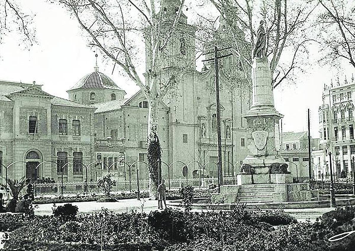 Imagen secundaria 1 - Izquierda: Vista del Jardín de Floridablanca. La fotografía, tomada en los años 20, es un ejemplo de otra faceta fotográfica de los Mateo: la de retratar la ciudad, sus plazas, los detalles de sus edificios por dentro y por fuera, monumentos escultóricos... fotografías que además eran un tema indispensable en las colecciones de postales. Derecha: La Esfera, 9 de julio de 1927. La publicación La Esfera le dedica a Carlos Mateo una página tras ganar varios de los premios de la Exposición de Fotografía Artística organizada por el Ayuntamiento de Murcia.