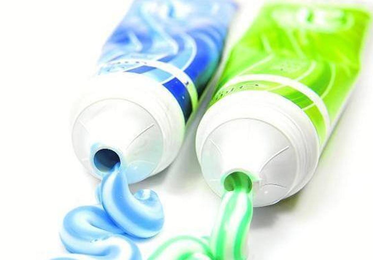 Una farmaceútica desmiente el mito de los colores en los envases de la pasta de dientes .