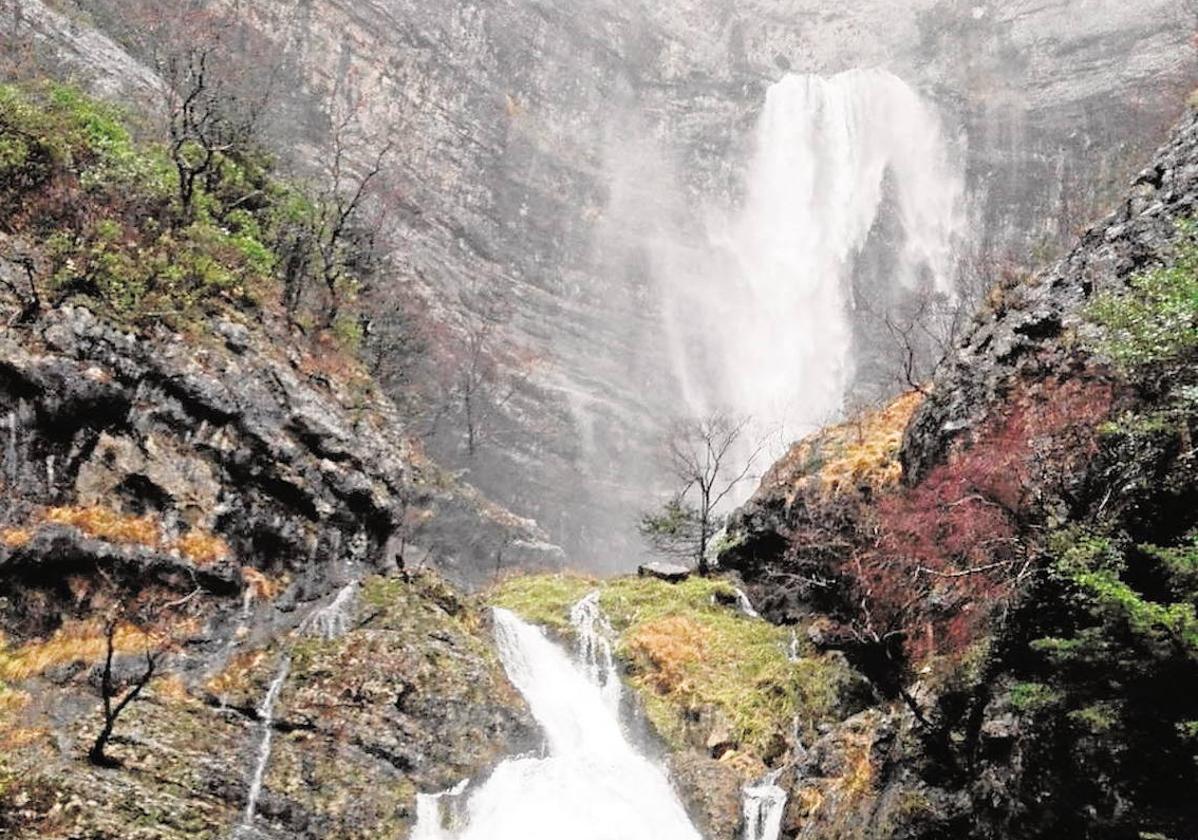 Panorámica con el reventón de agua del río Mundo