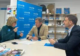 El consejero de Presidencia, Portavocía y Acción Exterior, Marcos Ortuño, y el director general de Acción Exterior y Cooperación, Juan José Almela, en la reunión mantenida este viernes con la presidenta autonómica de Unicef, Amparo Marzal.