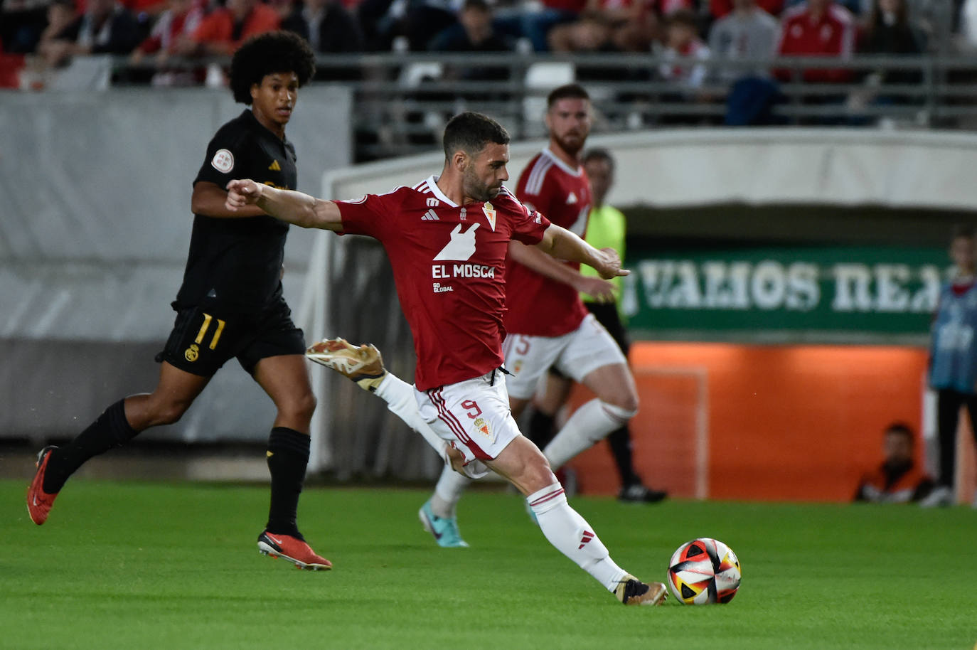 Rodri Ríos se prepara para disparar en el partido del Real Murcia ante el Castilla, esta temporada.