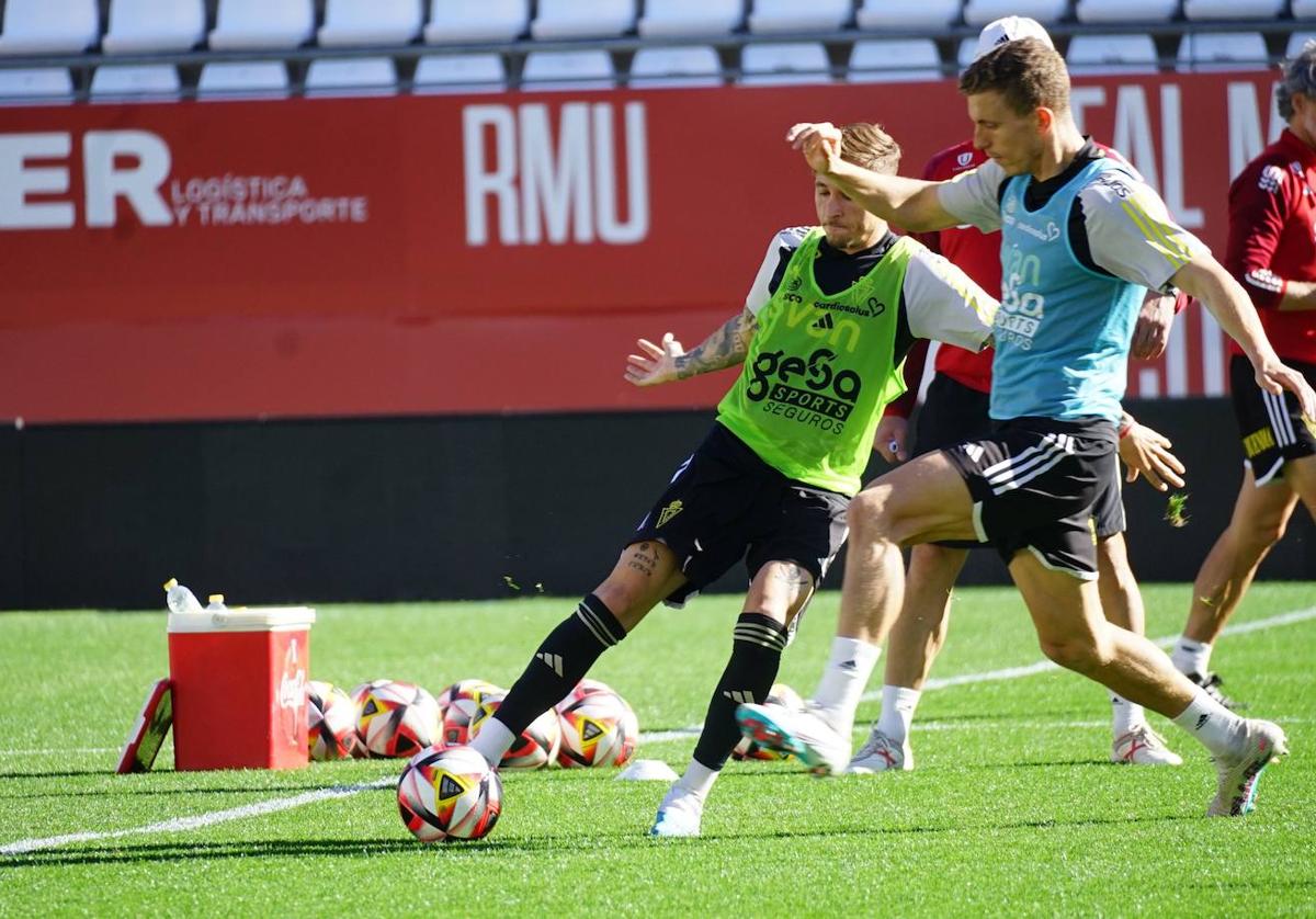 Isi Gómez y Alberto González, en un entrenamiento del Real Murcia en el estadio Enrique Roca.