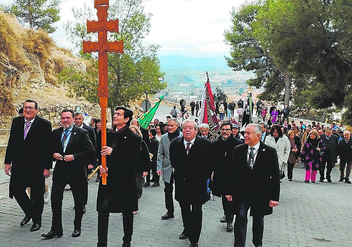 Grupo de peregrinos, encabezados por miembros de la Hermandad de la Vera Cruz, ayer, en Caravaca.