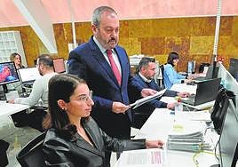 Raúl Colucho, en la sede central de Grupo Sureste, en Molina de Segura, con trabajadores.