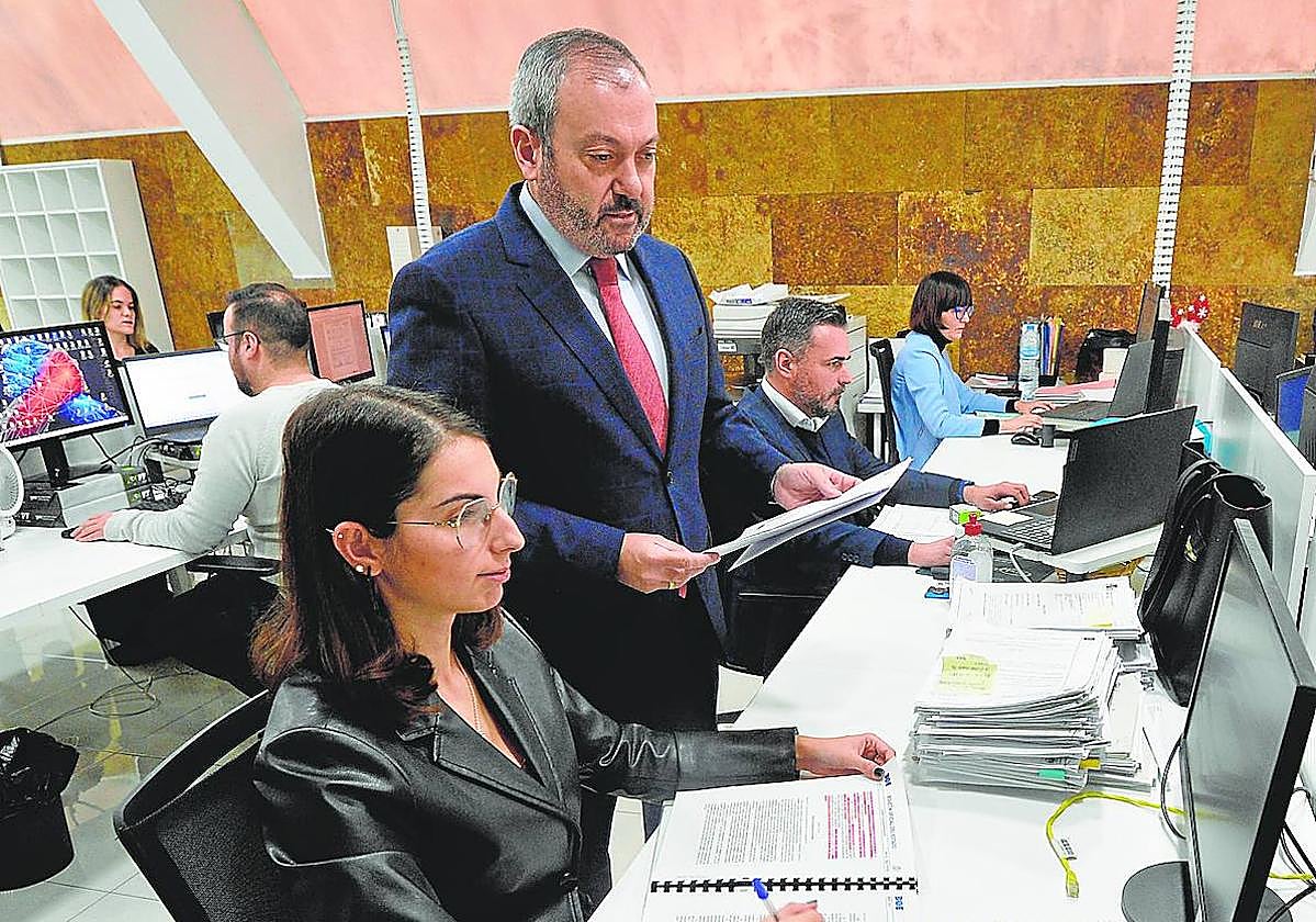 Raúl Colucho, en la sede central de Grupo Sureste, en Molina de Segura, con trabajadores.