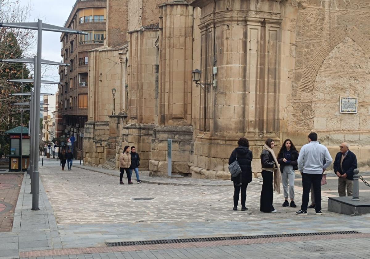 Vecinos junto a la basílica de la Purísima en Yecla, ayer.