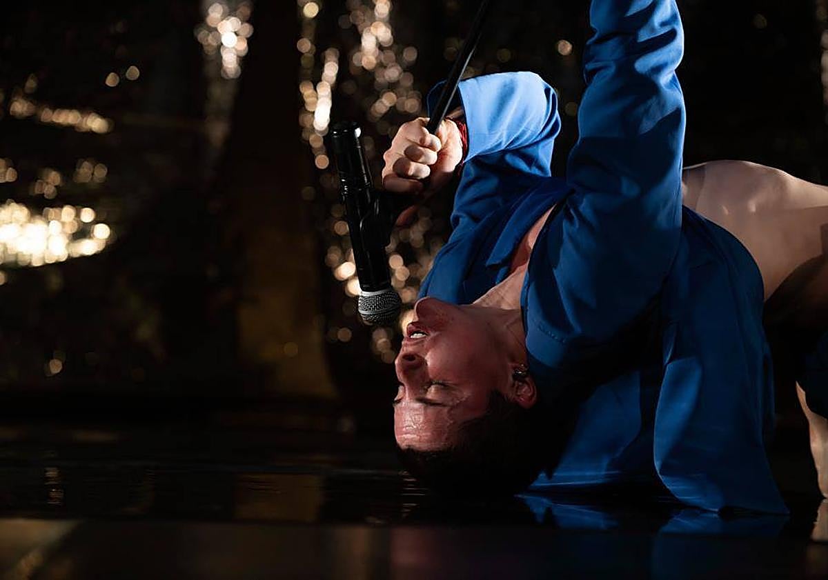 Imagen principal - La bailarina y coreógrafa Andrea Carrión (Murcia, 1977) en un momento de su espectáculo 'Wanting', que estrena este jueves en Murcia. 