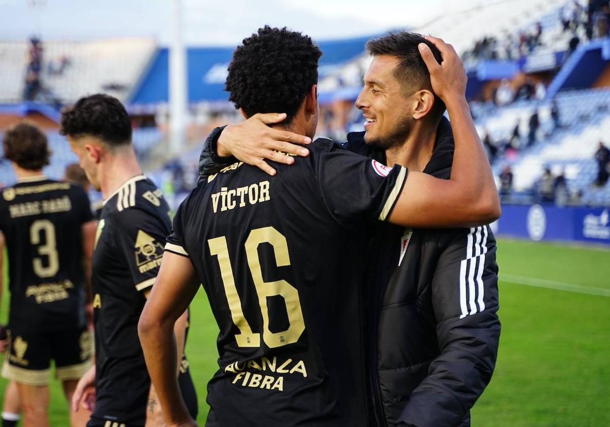 Marcos Mauro abraza a Víctor Rofino, su posible sustituto en el once para el partido ante el Córdoba.