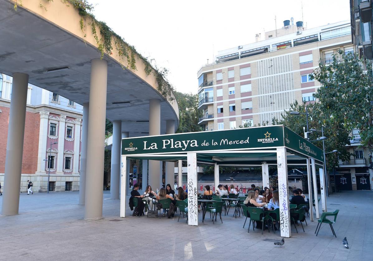 Una terraza en la plaza de La Merced, en una imagen de archivo.