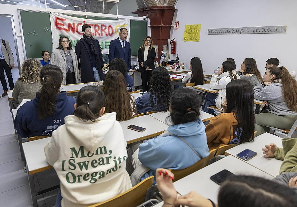 El director general de Universidades, Antonio Caballero, y el edil de Educación de Cartagena, Nacho Jáudenes, reunidos con los alumnos encerrados este martes.