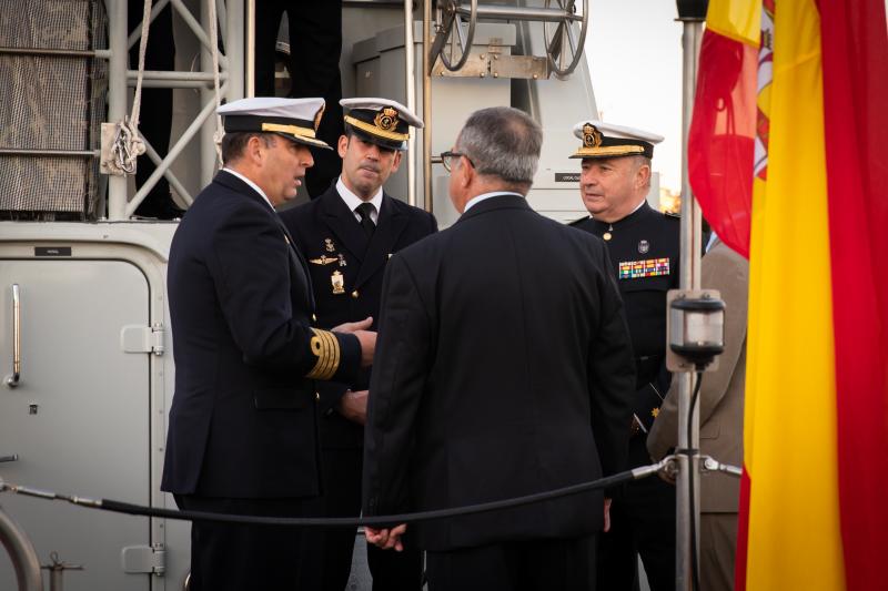 La visita de la patrullera de la Armada a Campoamor, en imágenes