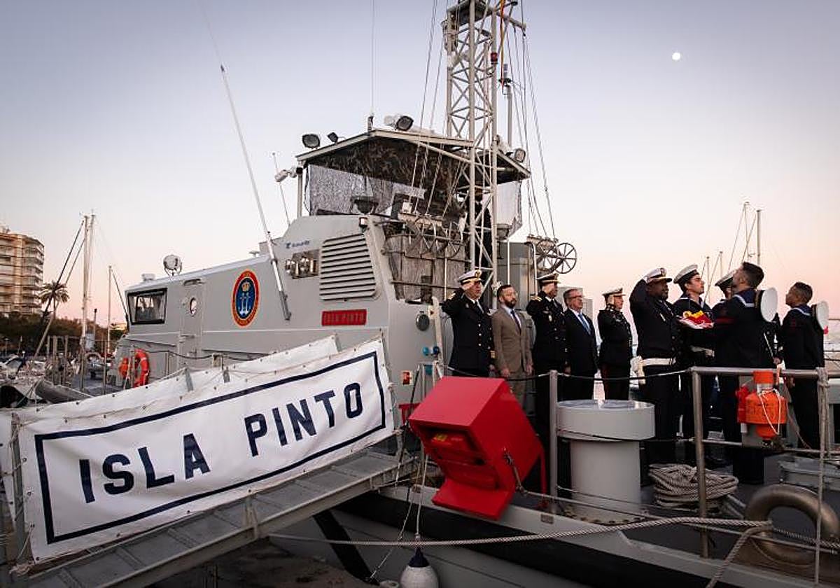 La visita de la patrullera de la Armada a Campoamor, en imágenes