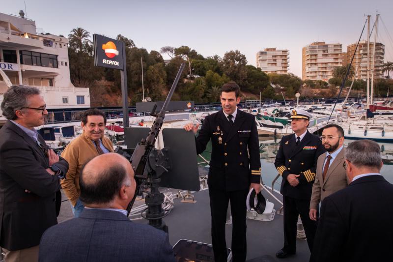 La visita de la patrullera de la Armada a Campoamor, en imágenes