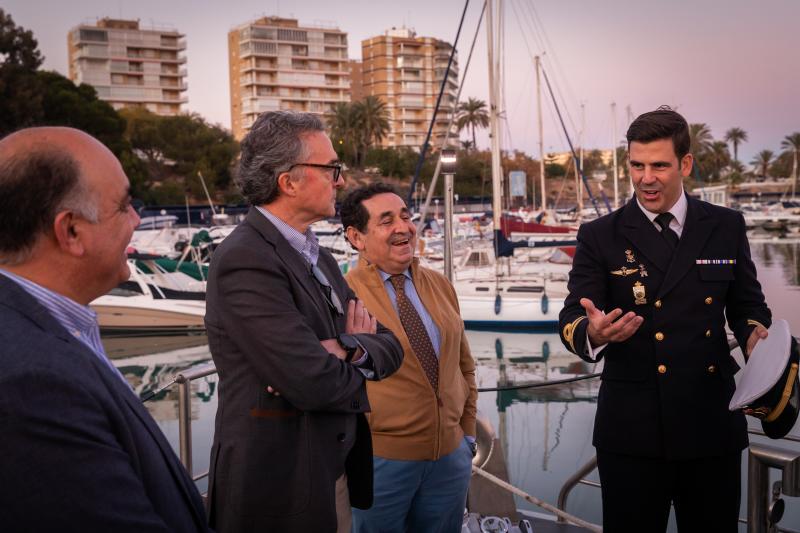 La visita de la patrullera de la Armada a Campoamor, en imágenes